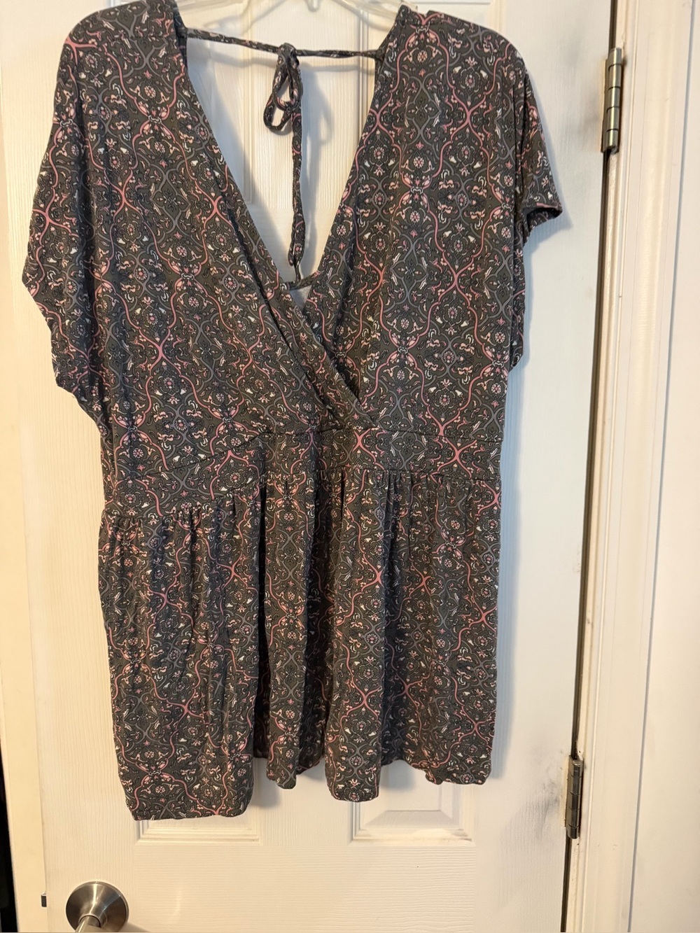 Torrid Women's Gray/Green Floral Print V-Neck Tie-Back Top